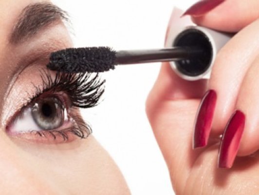 Alergia la cosmetice: 1 din 3 persoane o are!